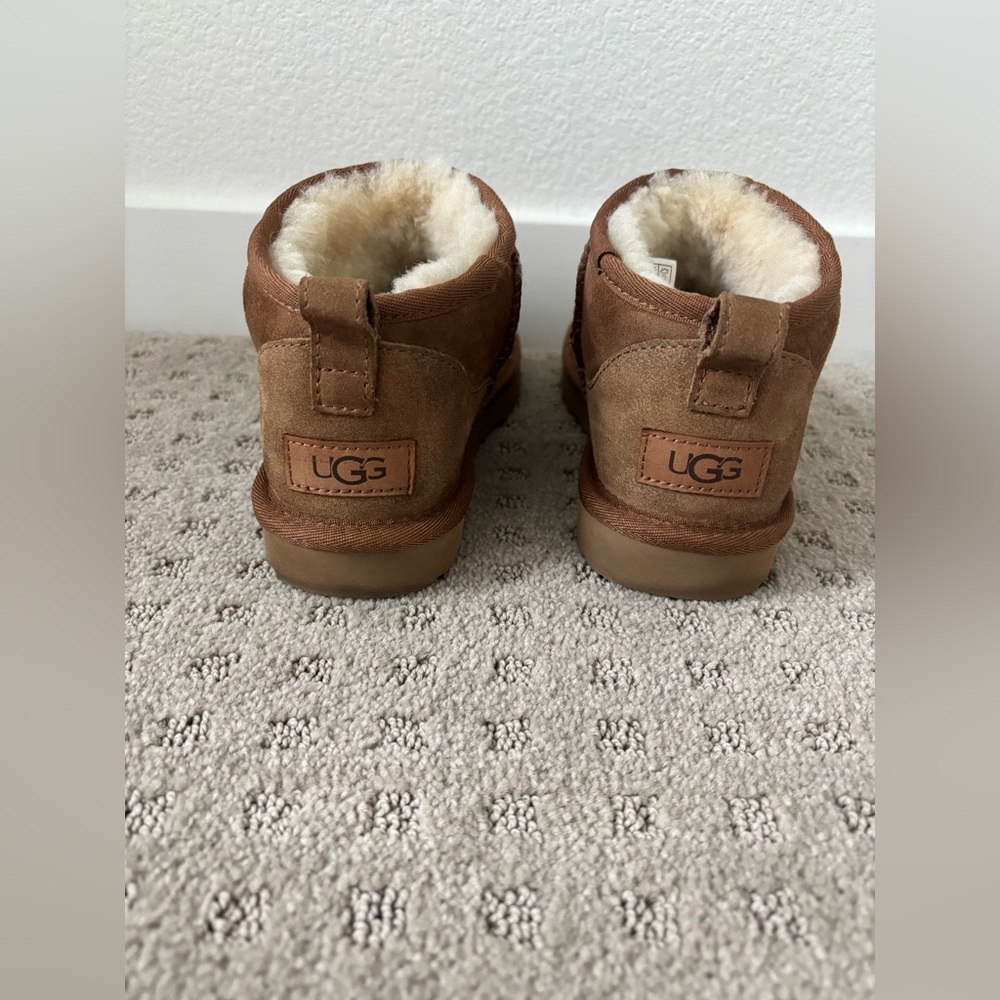 UGG WOMEN'S ULTRA MINI SUEDE
BOOTS CHESTNUT Size 7 - Picture 8 of 8